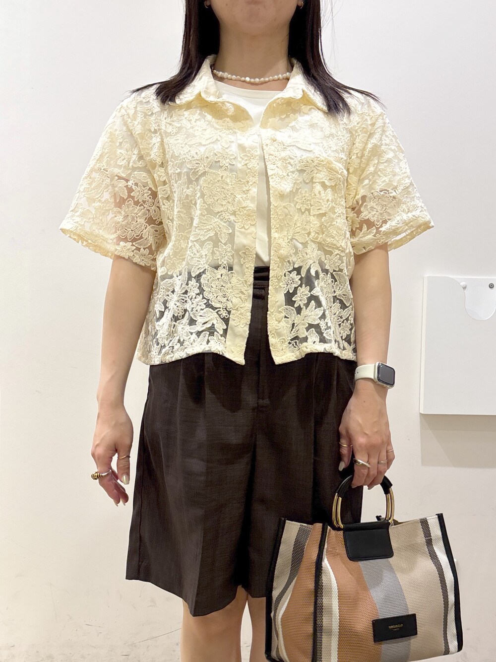 ホワイト系のTシャツ/カットソー、ブラウン系のその他パンツ、ブラック系のトートバッグを着用したレディースの夏コーディネートの6枚目の写真