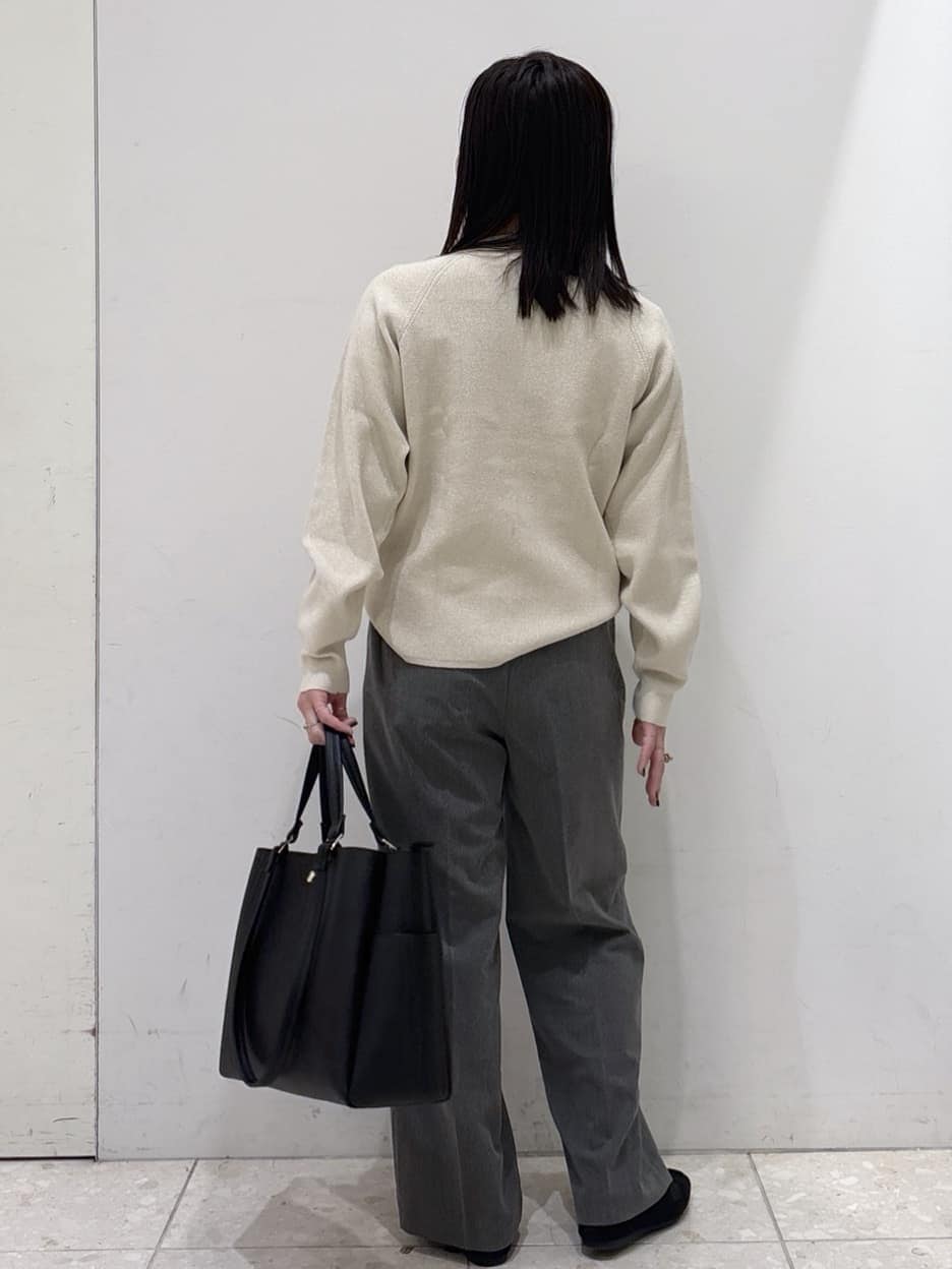ホワイト系のニット/セーター、グレー系のその他パンツ、ブラック系のトートバッグを着用したレディースの冬コーディネートの3枚目の写真