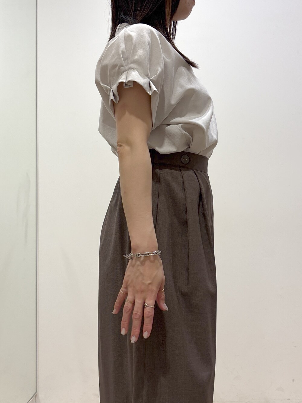 ベージュ系のシャツ/ブラウス、ブラウン系のその他パンツ、グレー系のトートバッグを着用したレディースの夏コーディネートの6枚目の写真