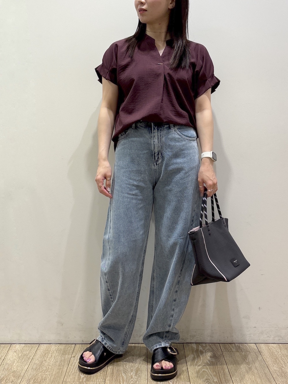 レッド系のシャツ/ブラウス、ブルー系のデニムパンツ、グレー系のトートバッグを着用したレディースの夏コーディネートの8枚目の写真