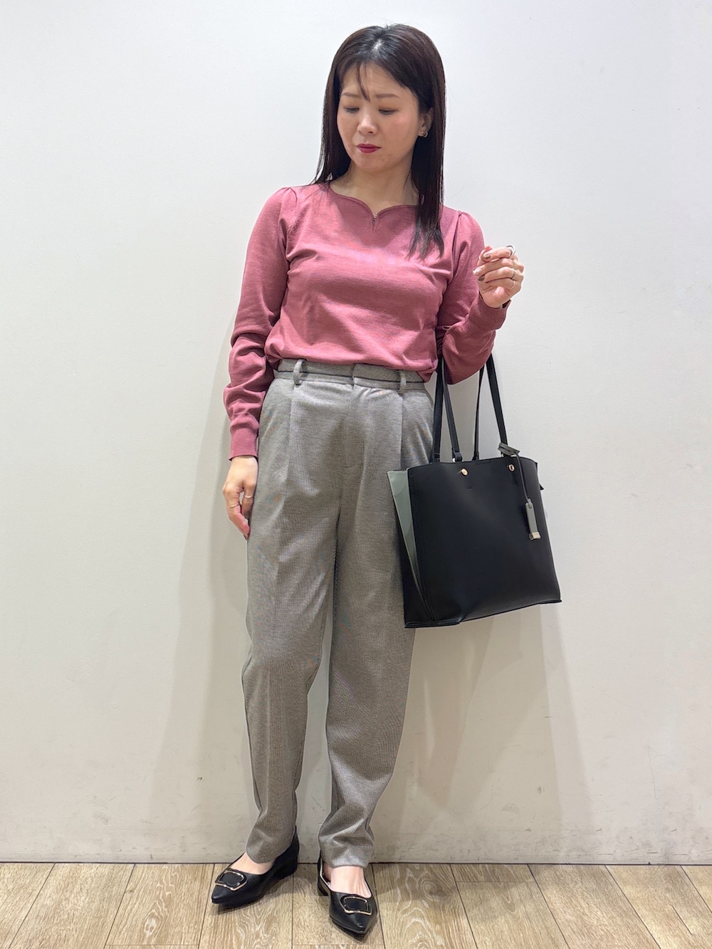 ブラック系のカーディガン/ボレロ、ピンク系のニット/セーター、ブラック系のその他パンツを着用したレディースの秋コーディネートの9枚目の写真