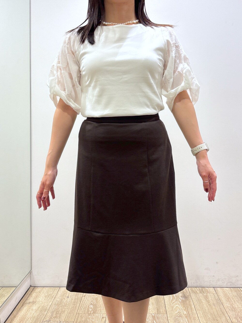 ホワイト系のTシャツ/カットソー、ブラウン系のスカート、ブラック系のトートバッグを着用したレディースの夏コーディネートの5枚目の写真