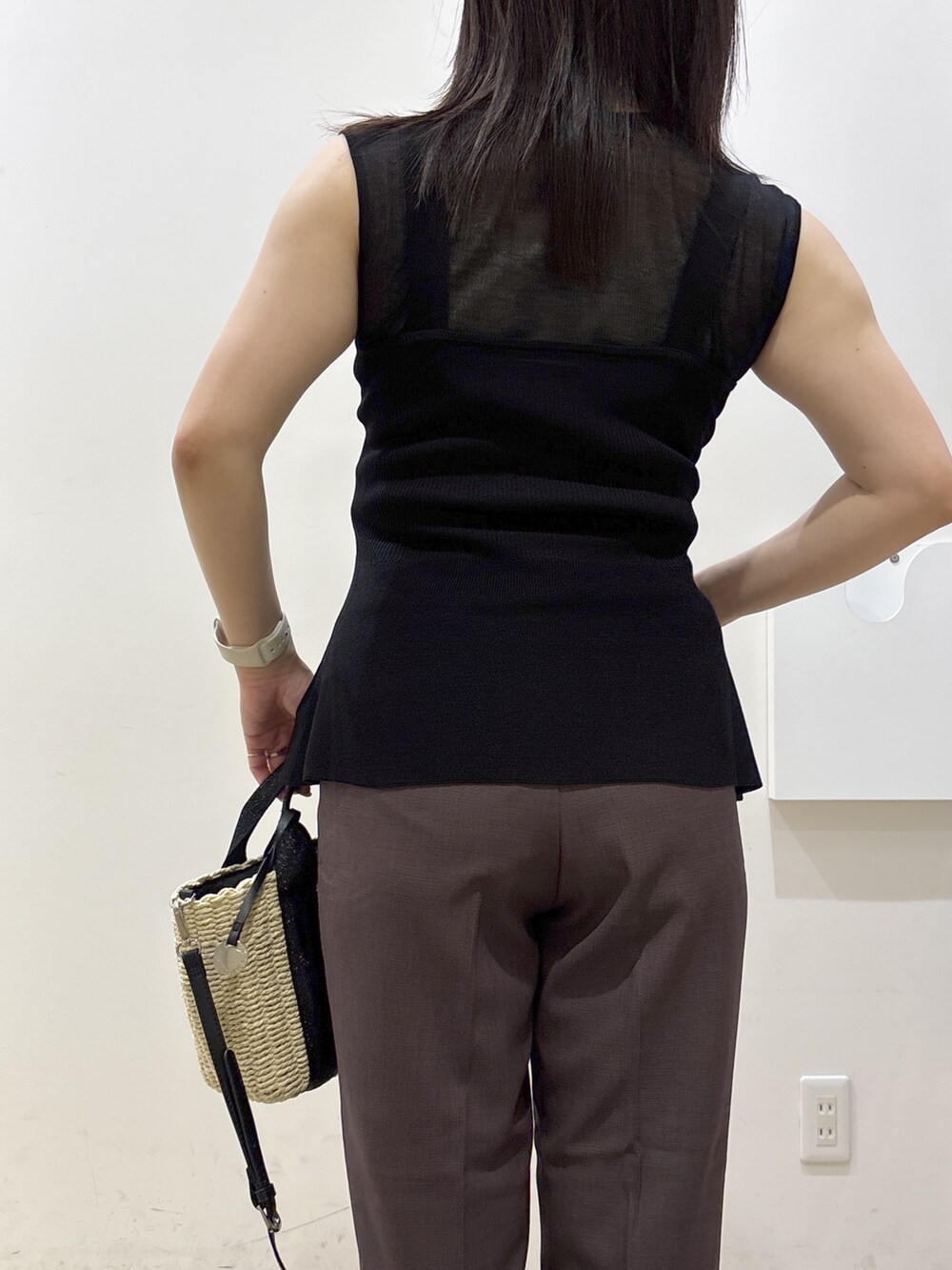 ブラウン系のその他パンツ、ブラック系のトートバッグ、ブラック系のサンダルを着用したレディースの夏コーディネートの7枚目の写真