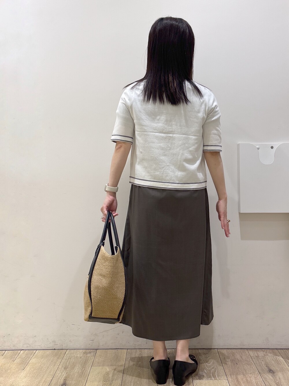 ブラック系のパンプス、ホワイト系のカーディガン/ボレロ、ホワイト系のシャツ/ブラウスを着用したレディースの春コーディネートの3枚目の写真