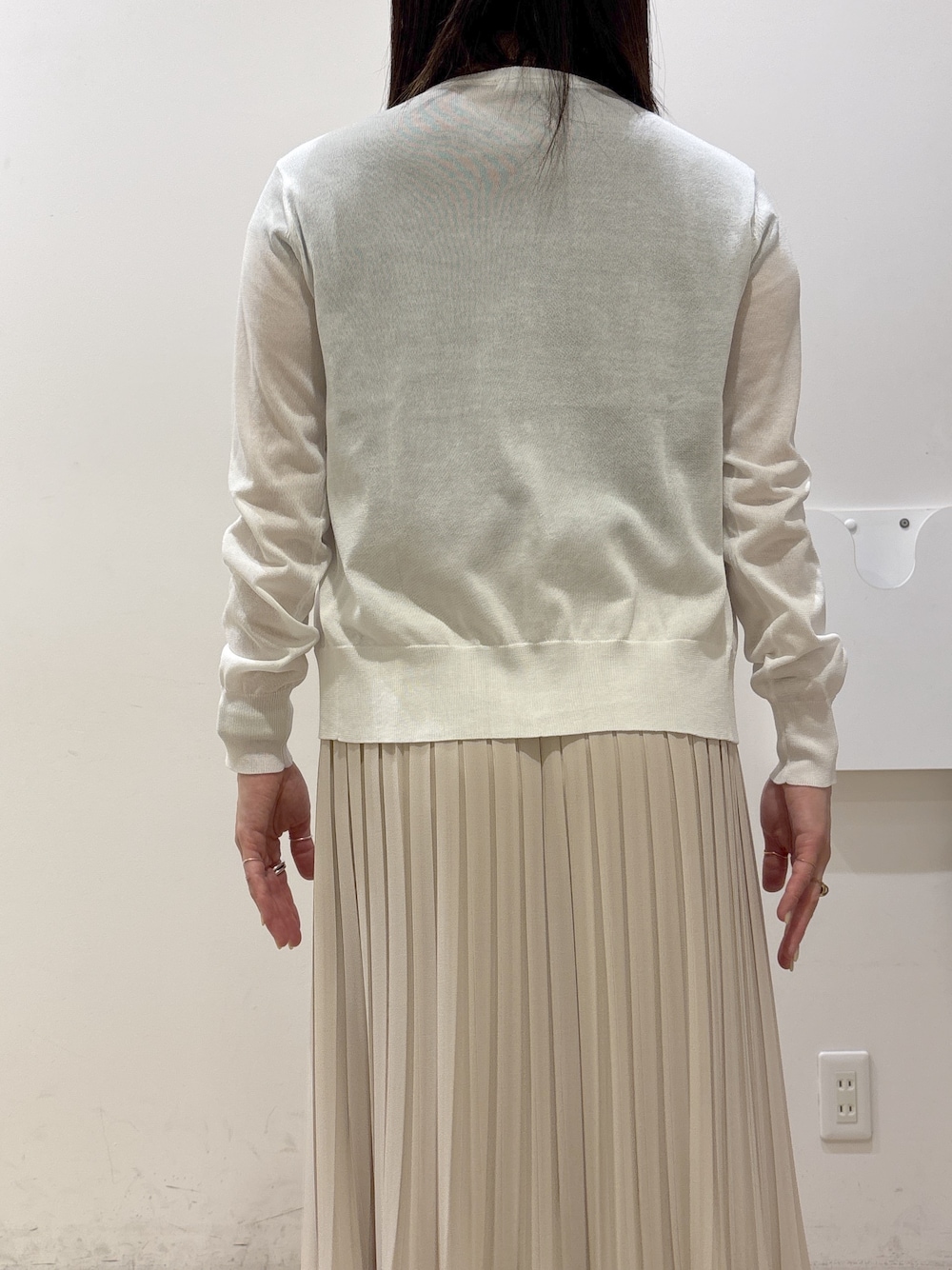 ベージュ系のワンピース、ベージュ系のスカート、ベージュ系のトートバッグを着用したレディースの春コーディネートの7枚目の写真