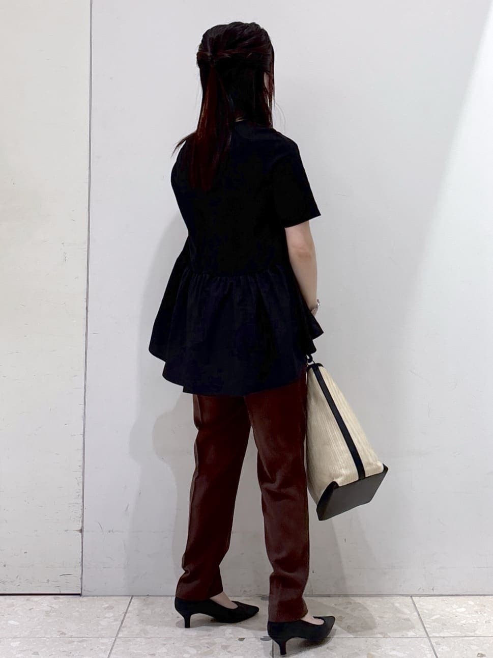 ブラック系のTシャツ/カットソー、ブラウン系のその他パンツ、ブラック系のショルダーバッグを着用したレディースの春コーディネートの3枚目の写真