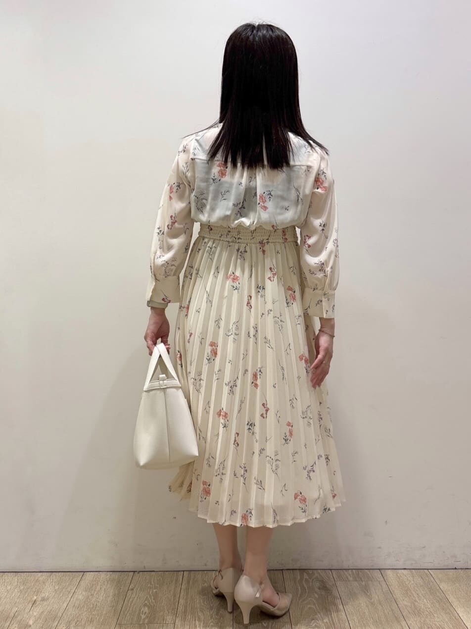 ベージュ系のノーカラージャケット、ベージュ系のパンプス、ホワイト系のショルダーバッグを着用したレディースの春コーディネートの8枚目の写真