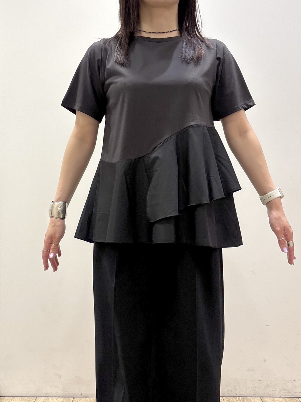 ブラック系のTシャツ/カットソー、ブラック系のその他パンツ、ブラック系のトートバッグを着用したレディースの夏コーディネートの6枚目の写真