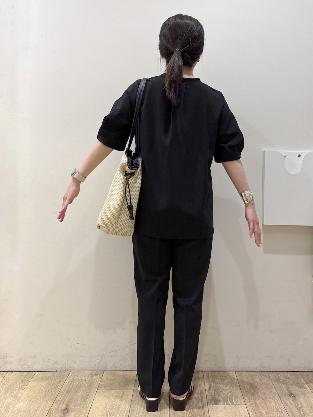 ブラック系のシャツ/ブラウス、ブラック系のその他パンツ、ブラウン系のサンダルを着用したレディースの春コーディネートの3枚目の写真