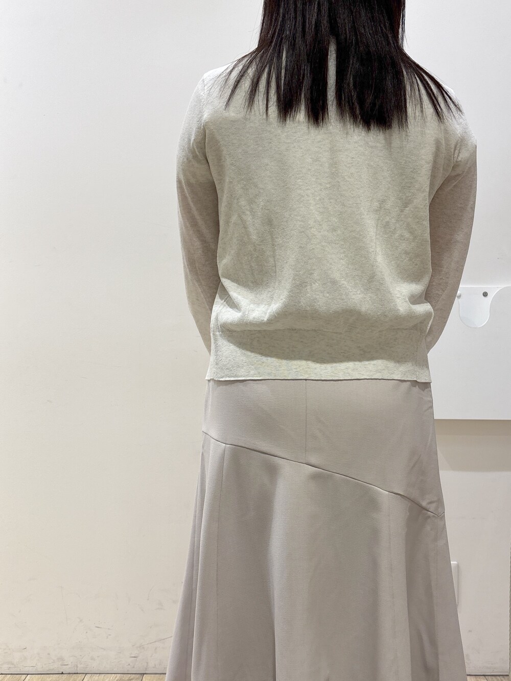 ホワイト系のカーディガン/ボレロ、ホワイト系のシャツ/ブラウス、ベージュ系のスカートを着用したレディースの夏コーディネートの8枚目の写真