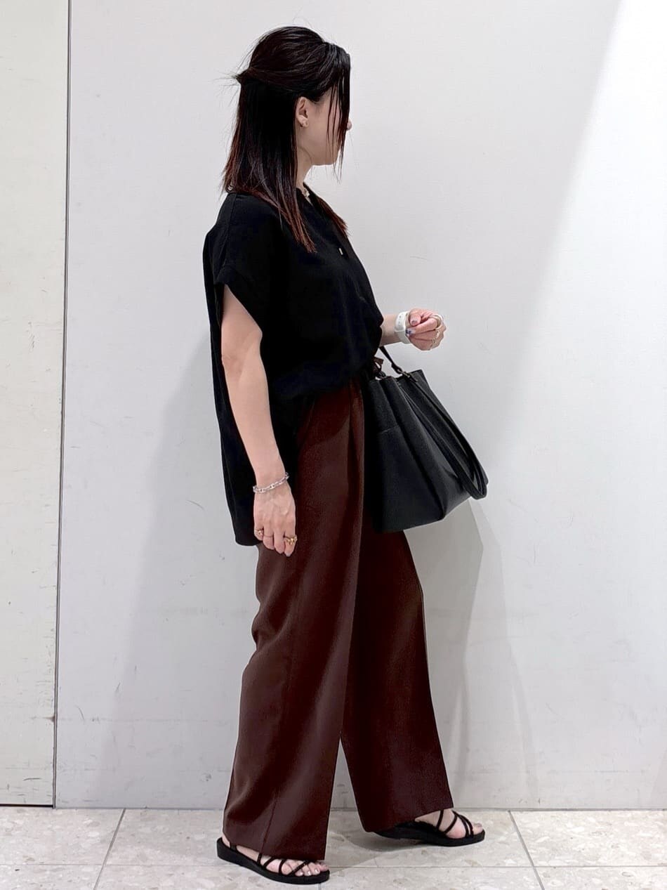 ブラック系のシャツ/ブラウス、ブラウン系のその他パンツ、ブラック系のトートバッグを着用したレディースの夏コーディネートの2枚目の写真