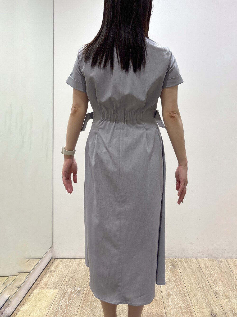 グレー系のワンピース、グレー系のトートバッグ、グレー系のパンプスを着用したレディースの夏コーディネートの8枚目の写真