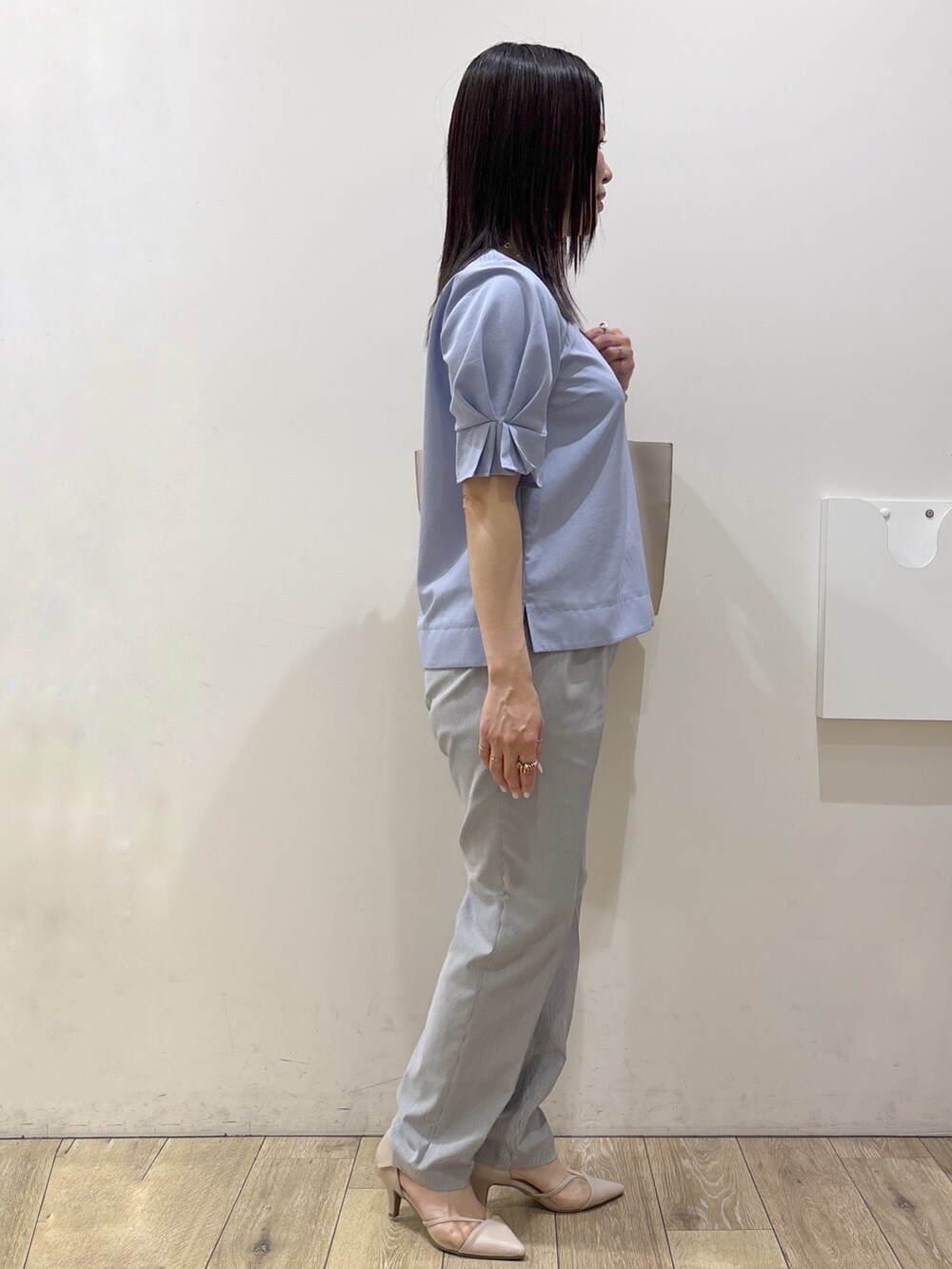 ブルー系のシャツ/ブラウス、ブルー系のその他パンツ、グレー系のトートバッグを着用したレディースの夏コーディネートの4枚目の写真