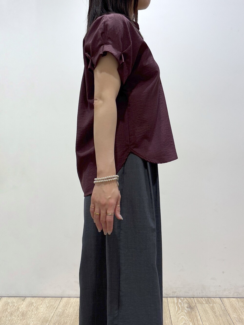 レッド系のシャツ/ブラウス、グレー系のその他パンツ、ブラック系のトートバッグを着用したレディースの夏コーディネートの5枚目の写真