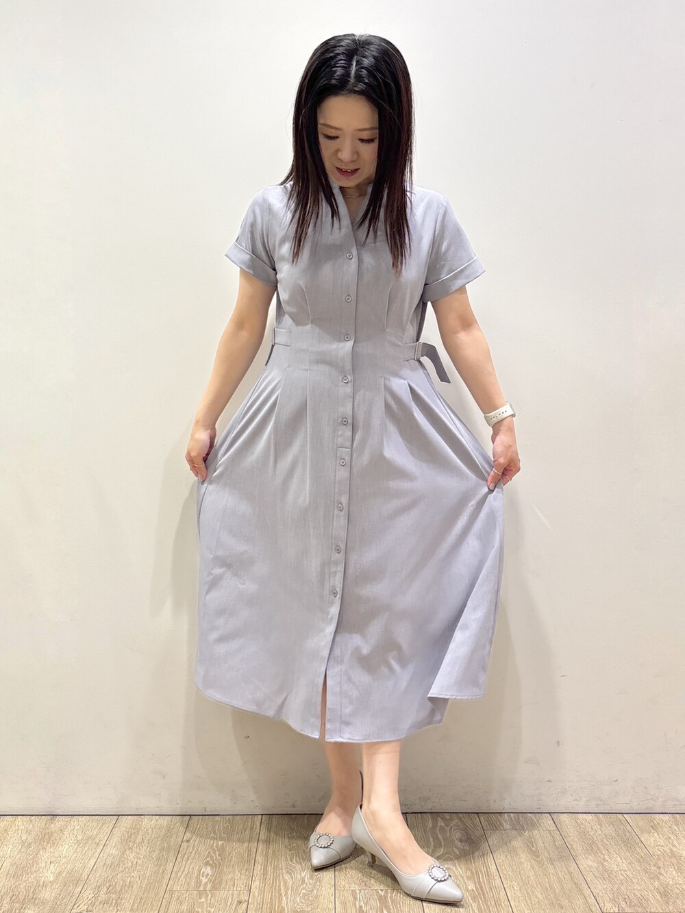 グレー系のワンピース、グレー系のトートバッグ、グレー系のパンプスを着用したレディースの夏コーディネートの10枚目の写真