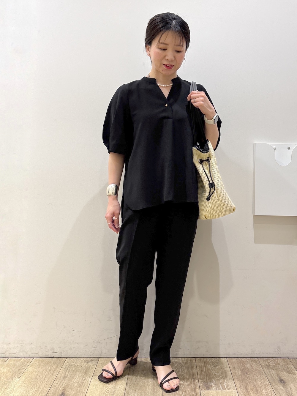 ブラック系のシャツ/ブラウス、ブラック系のその他パンツ、ブラウン系のサンダルを着用したレディースの春コーディネートの10枚目の写真