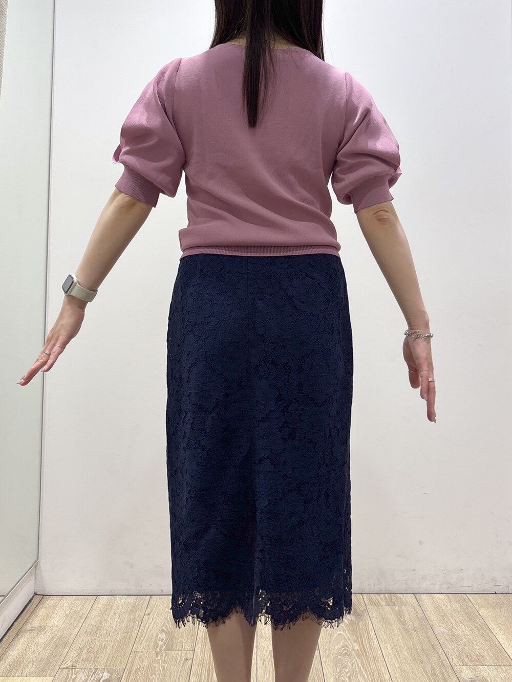 ピンク系のニット/セーター、ブラック系のトートバッグ、レッド系のパンプスを着用したレディースの夏コーディネートの8枚目の写真