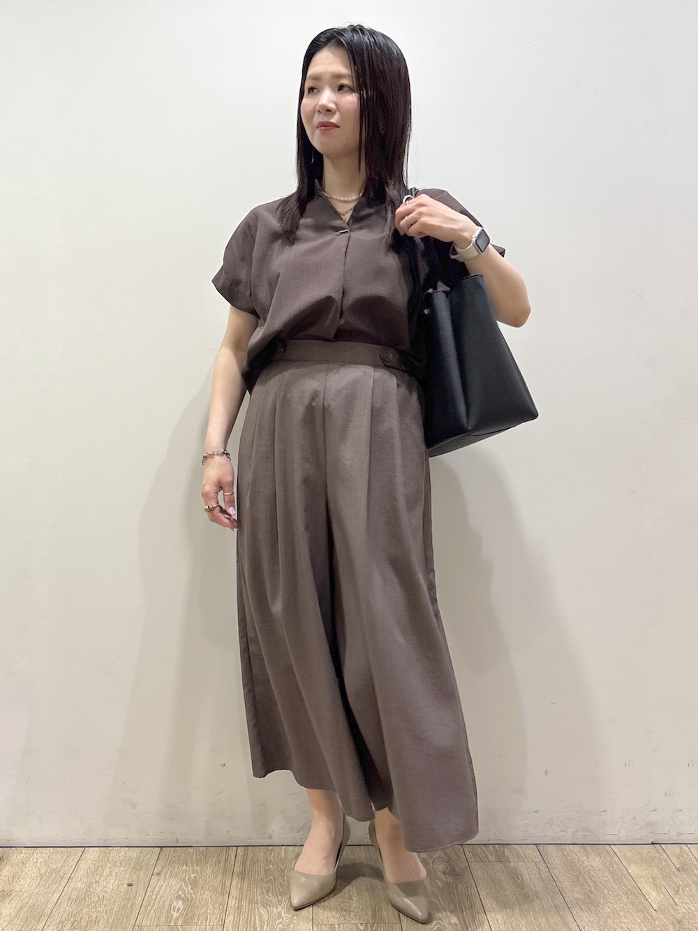 ブラウン系のシャツ/ブラウス、ブラウン系のその他パンツ、ブラック系のトートバッグを着用したレディースの夏コーディネートの5枚目の写真