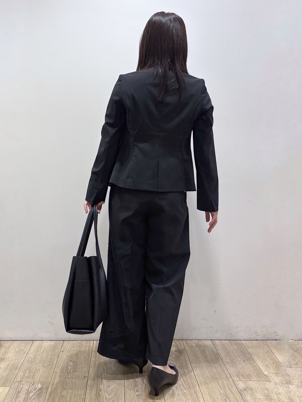 ブラック系のテーラードジャケット、ブラック系のその他パンツ、ブラック系のトートバッグを着用したレディースの夏コーディネートの3枚目の写真