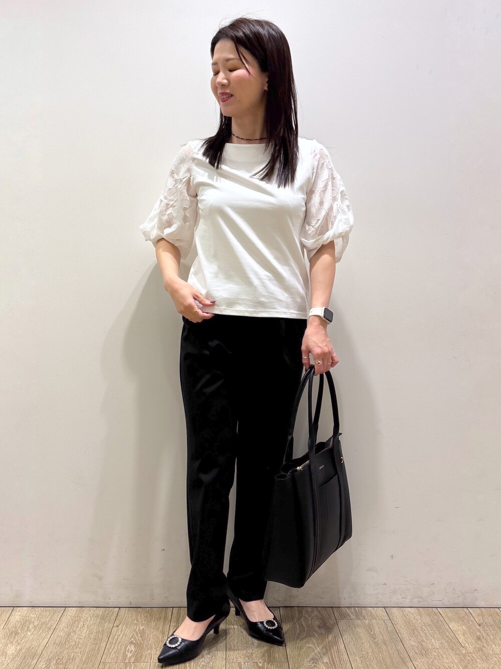 ブラック系のテーラードジャケット、ホワイト系のTシャツ/カットソー、ブラック系のその他パンツを着用したレディースの秋コーディネートの8枚目の写真