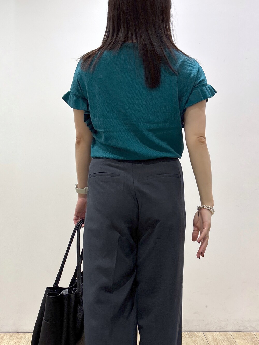 ブルー系のその他パンツ、ブラック系のトートバッグ、ブラック系のパンプスを着用したレディースの夏コーディネートの8枚目の写真