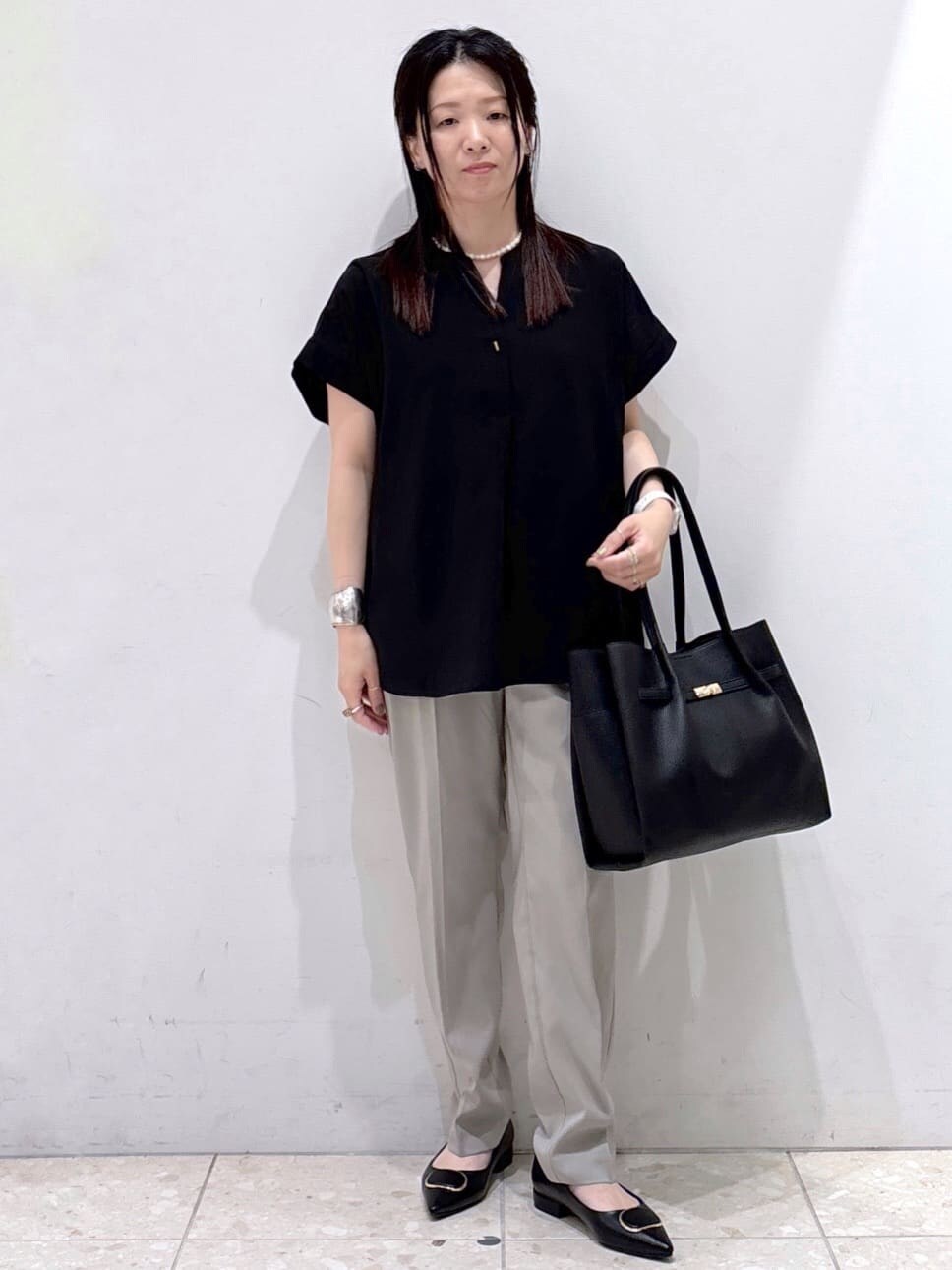 ブラック系のシャツ/ブラウス、ブラウン系のその他パンツ、ブラック系のトートバッグを着用したレディースの夏コーディネートの6枚目の写真