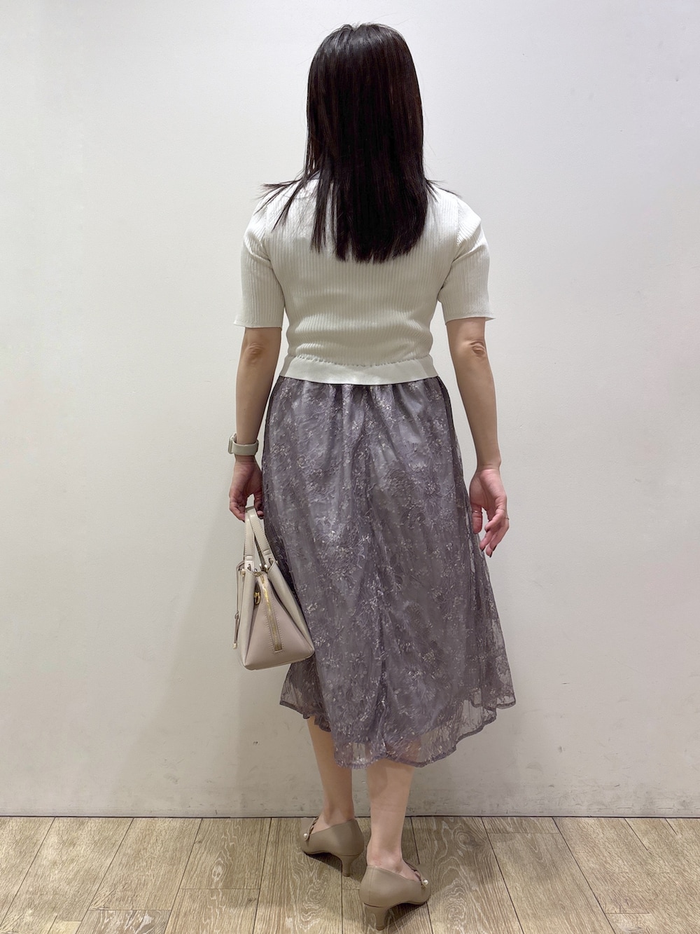 ブルー系のカーディガン/ボレロ、ホワイト系のワンピース、ベージュ系のボストンバッグを着用したレディースの秋コーディネートの10枚目の写真