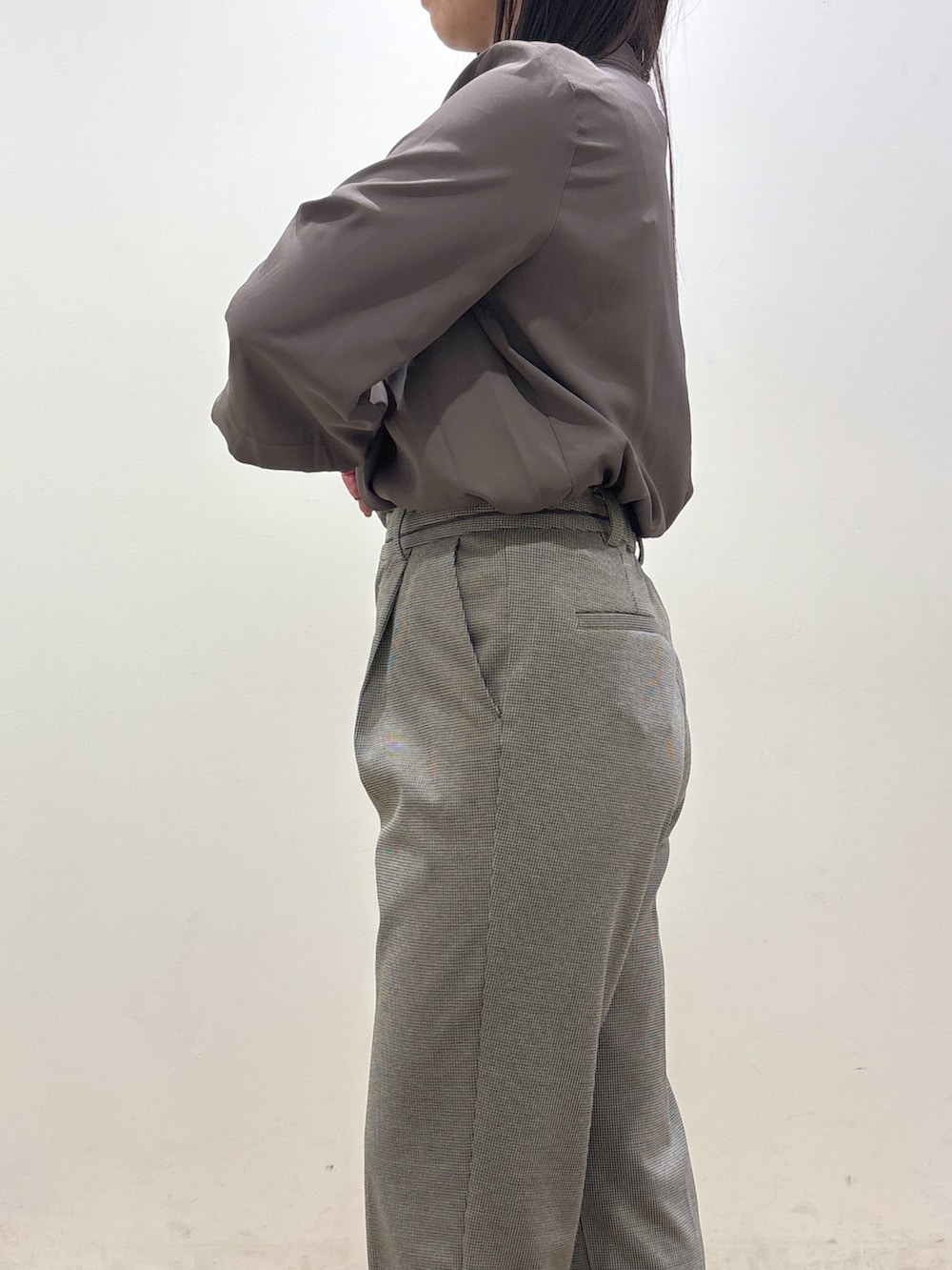 ブラウン系のシャツ/ブラウス、ブラック系のその他パンツ、ブラック系のトートバッグを着用したレディースの秋コーディネートの9枚目の写真