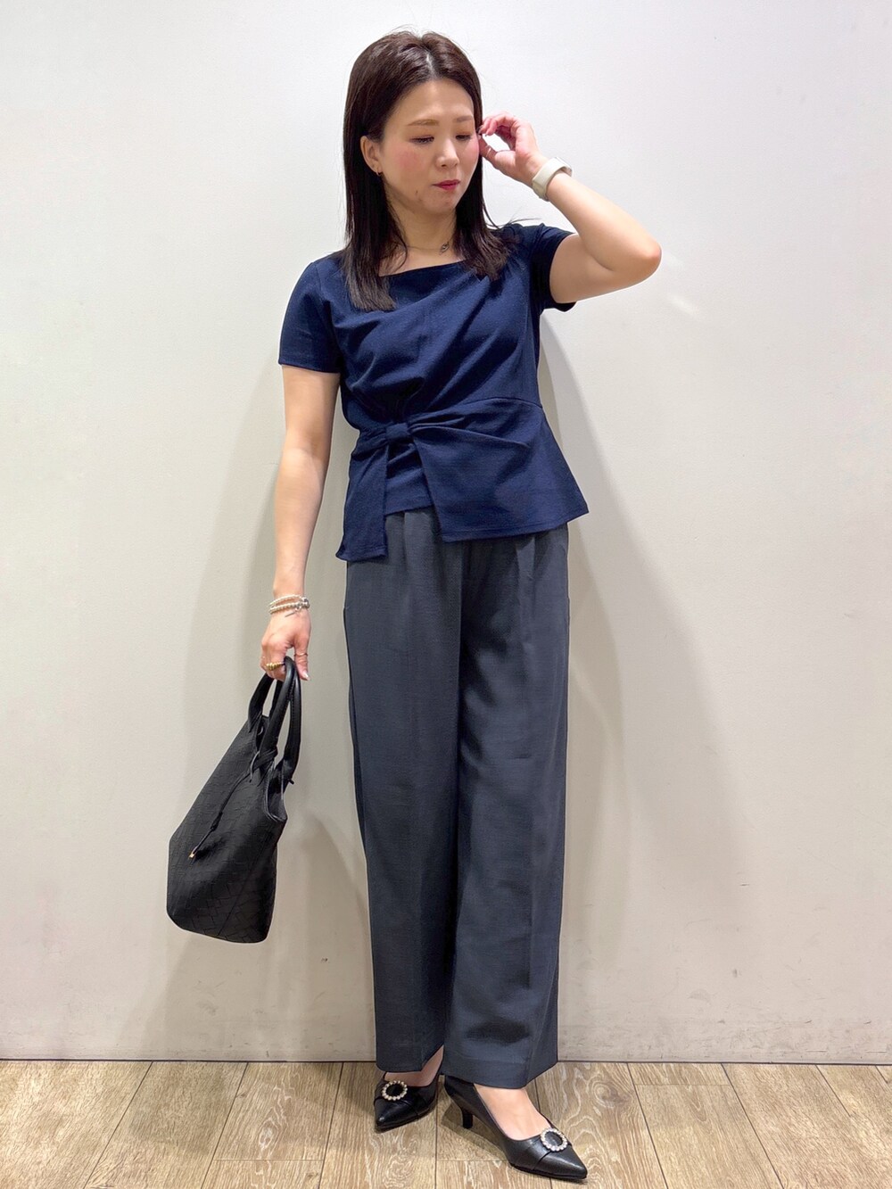 ブルー系のTシャツ/カットソー、ブルー系のその他パンツ、ブラック系のトートバッグを着用したレディースの夏コーディネートの9枚目の写真