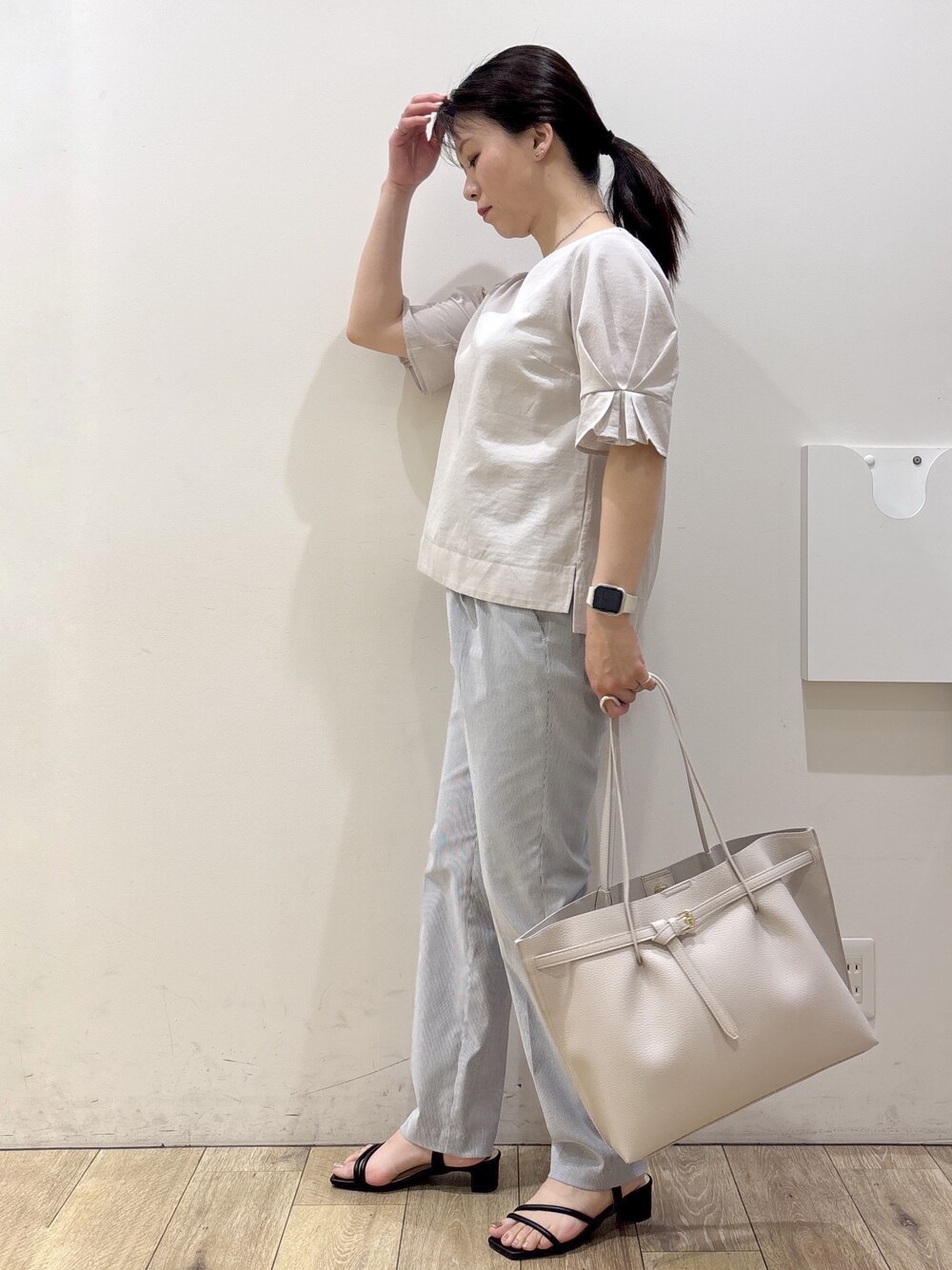 ベージュ系のシャツ/ブラウス、ブルー系のその他パンツ、グレー系のトートバッグを着用したレディースの夏コーディネートの9枚目の写真
