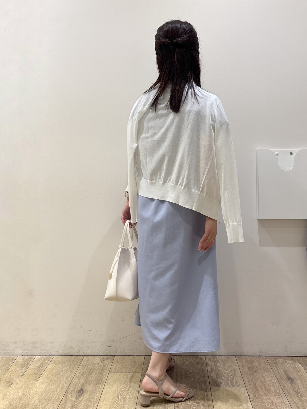 ベージュ系のサンダル、ブルー系のワンピース、ホワイト系のトートバッグを着用したレディースの春コーディネートの3枚目の写真