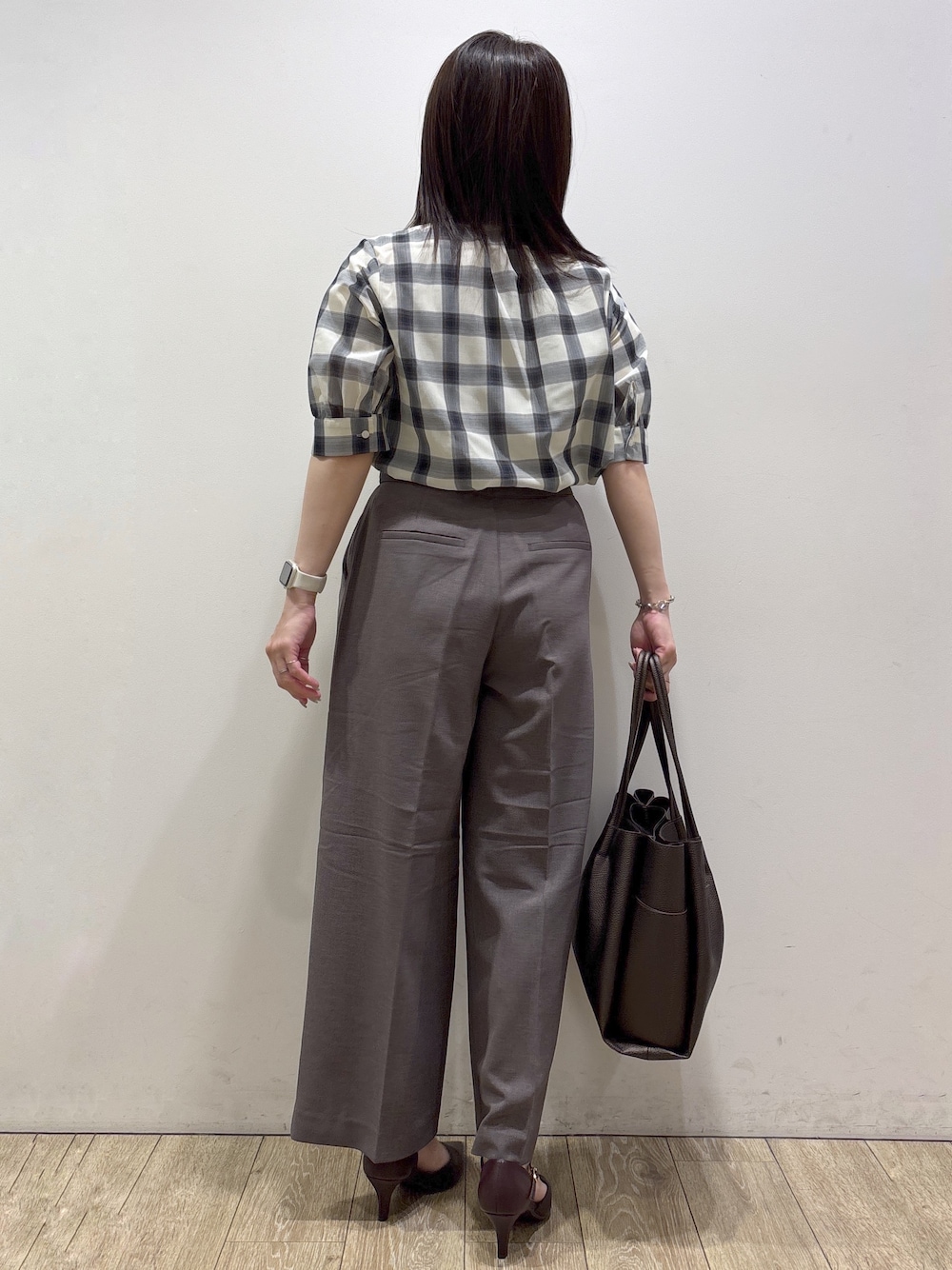 ホワイト系のシャツ/ブラウス、ブラウン系のその他パンツ、その他のトートバッグを着用したレディースの夏コーディネートの3枚目の写真