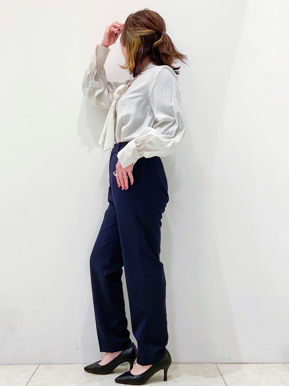 ブルー系のその他パンツ、ブラック系のパンプスを着用したレディースの春コーディネートの4枚目の写真