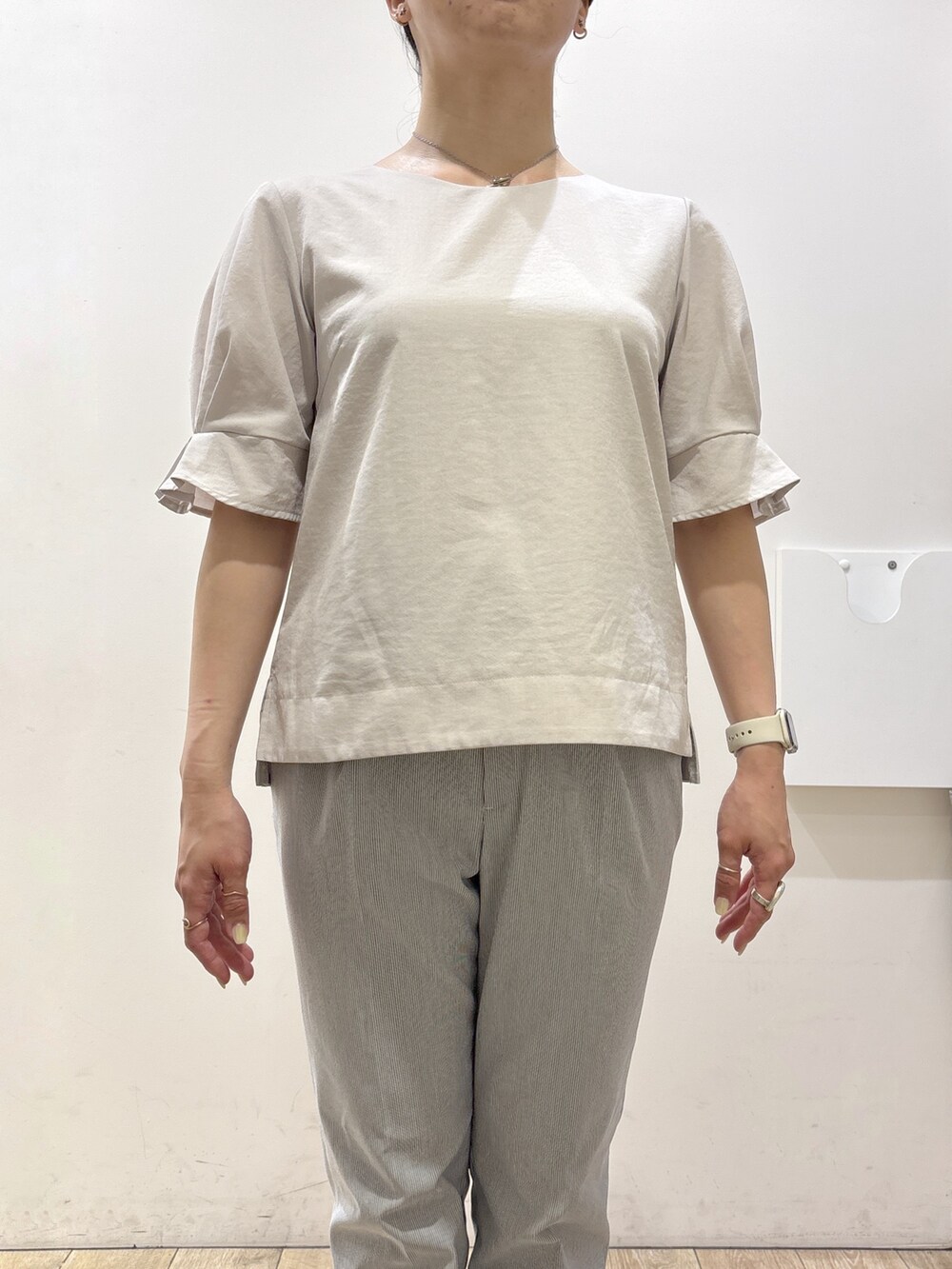 ベージュ系のシャツ/ブラウス、ブルー系のその他パンツ、グレー系のトートバッグを着用したレディースの夏コーディネートの5枚目の写真