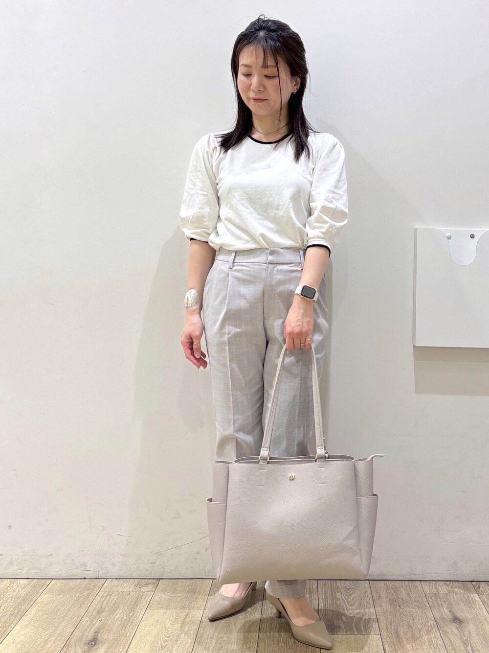 ベージュ系のパンプス、グレー系のカーディガン/ボレロ、ベージュ系のトートバッグを着用したレディースの春コーディネートの5枚目の写真