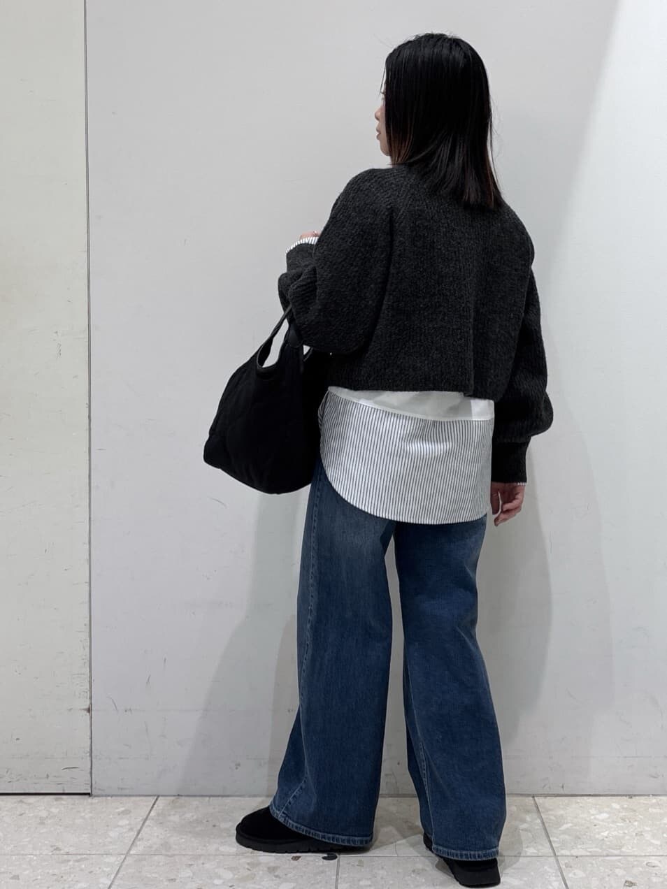 ブルー系のピーコート、グレー系のニット/セーター、ホワイト系のTシャツ/カットソーを着用したレディースの冬コーディネートの7枚目の写真