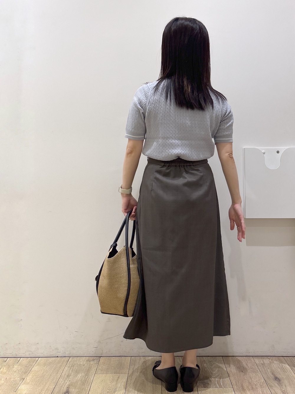 ブラック系のパンプス、ホワイト系のシャツ/ブラウス、ブルー系のニット/セーターを着用したレディースの春コーディネートの5枚目の写真