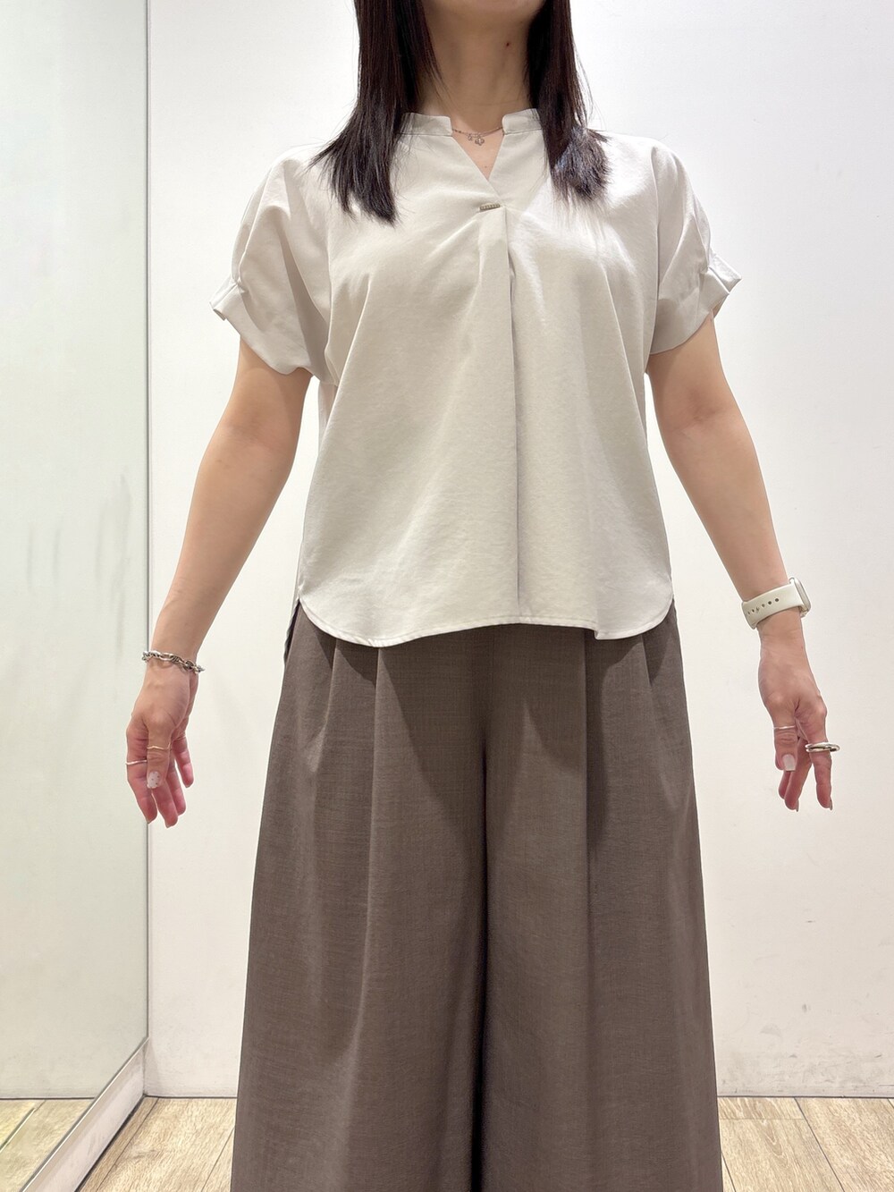 ベージュ系のシャツ/ブラウス、ブラウン系のその他パンツ、グレー系のトートバッグを着用したレディースの夏コーディネートの6枚目の写真