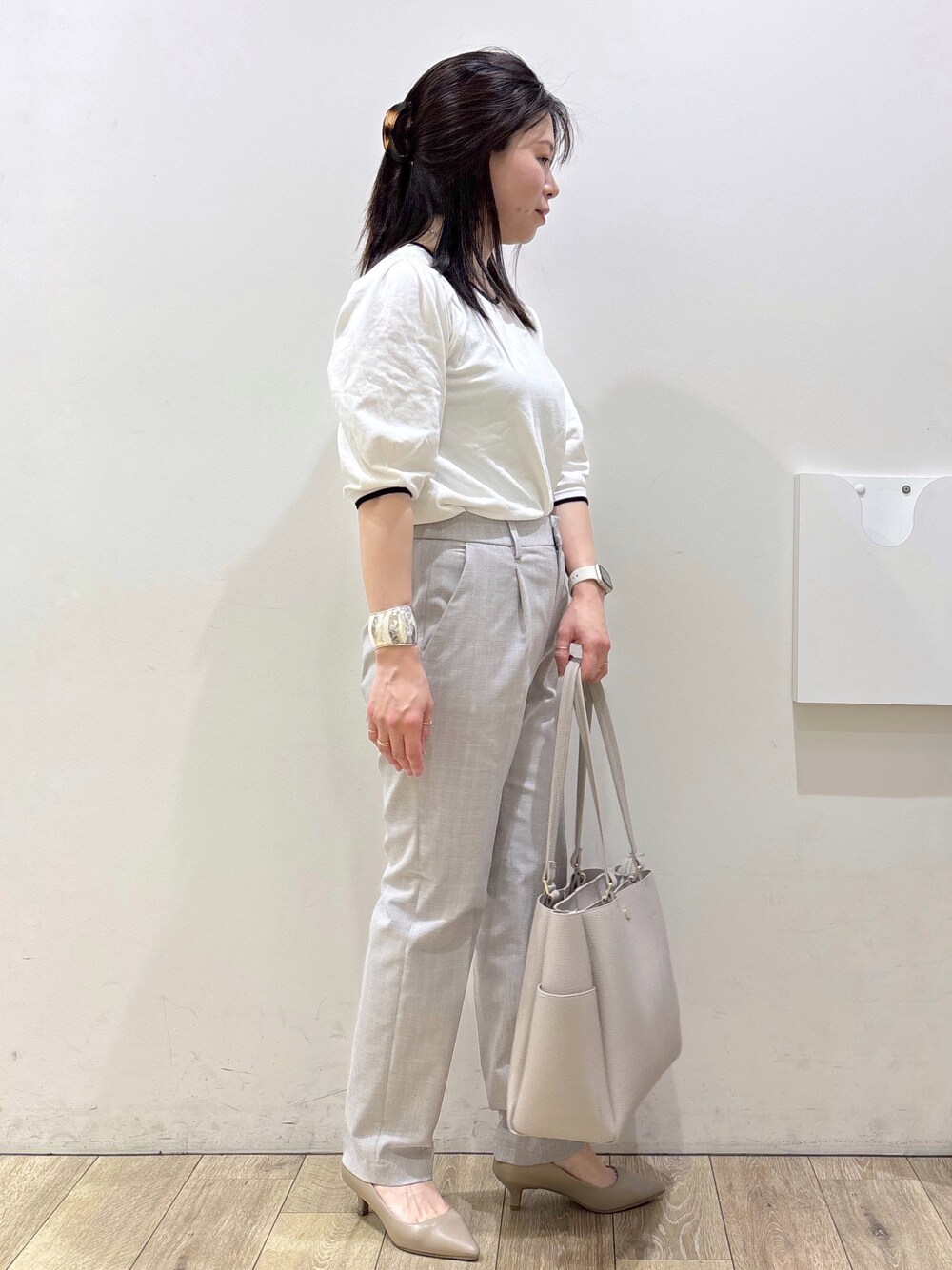ベージュ系のパンプス、グレー系のカーディガン/ボレロ、ベージュ系のトートバッグを着用したレディースの春コーディネートの4枚目の写真