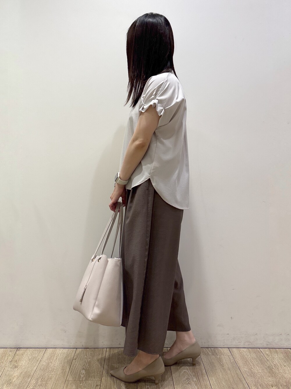 ベージュ系のシャツ/ブラウス、ブラウン系のその他パンツ、グレー系のトートバッグを着用したレディースの夏コーディネートの4枚目の写真