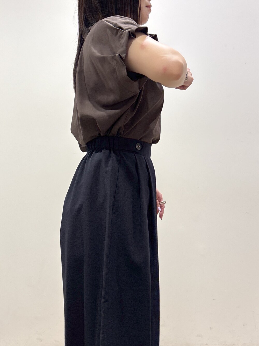 ブラウン系のシャツ/ブラウス、ブルー系のその他パンツ、ブラック系のトートバッグを着用したレディースの夏コーディネートの8枚目の写真