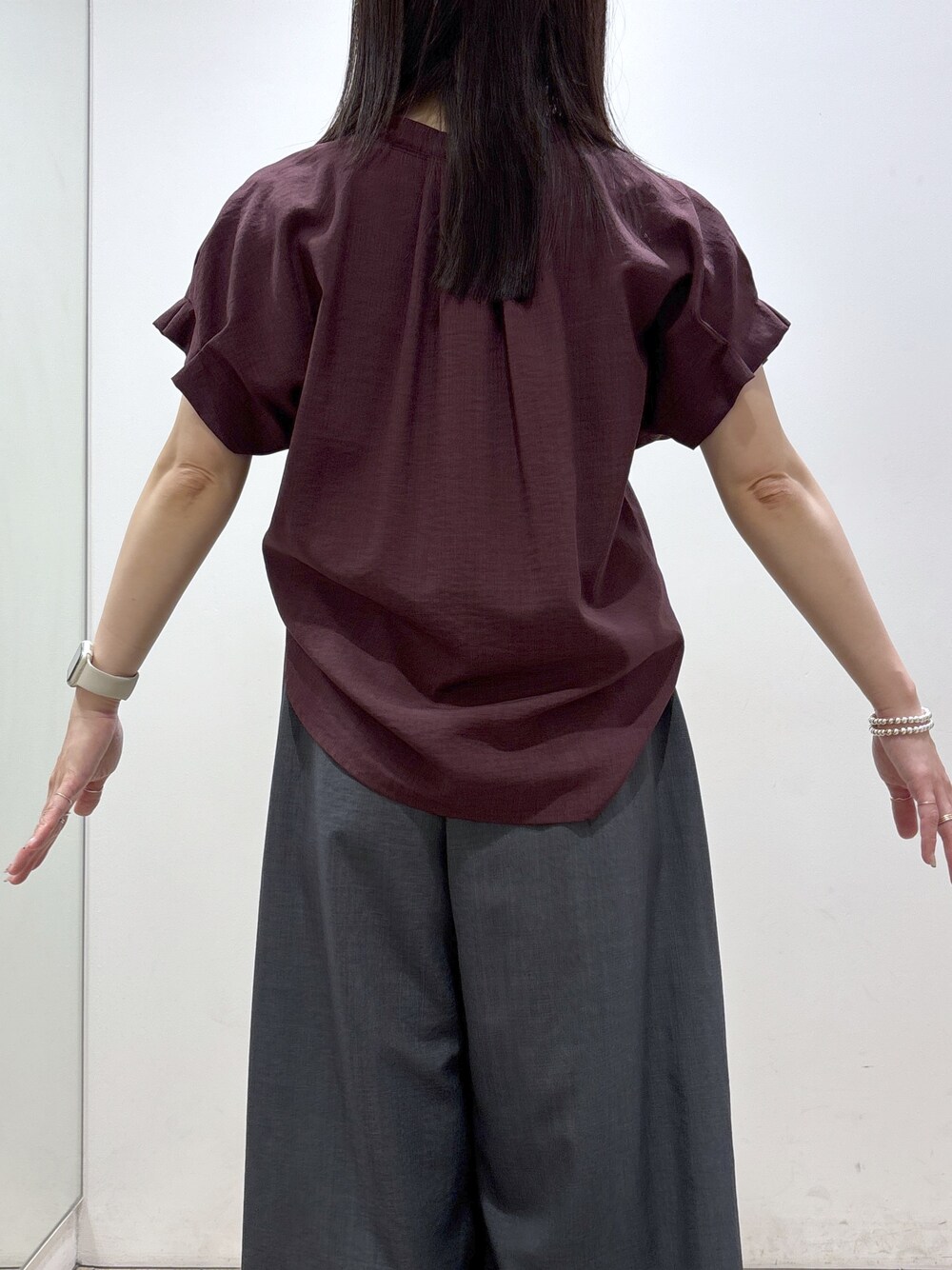 レッド系のシャツ/ブラウス、グレー系のその他パンツ、ブラック系のトートバッグを着用したレディースの夏コーディネートの7枚目の写真