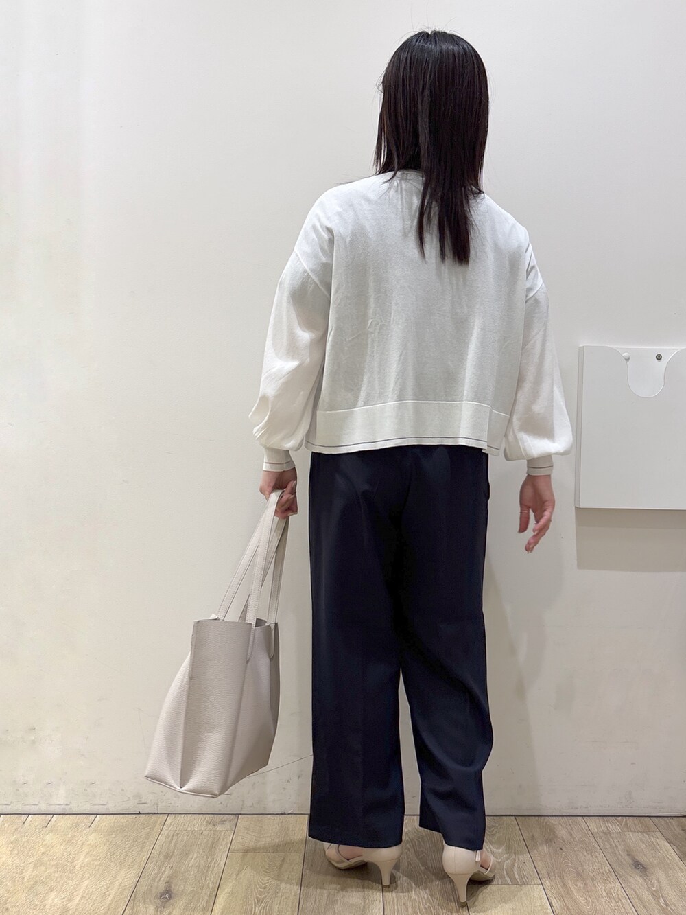 グレー系のTシャツ/カットソー、ブルー系のその他パンツ、グレー系のトートバッグを着用したレディースの夏コーディネートの3枚目の写真
