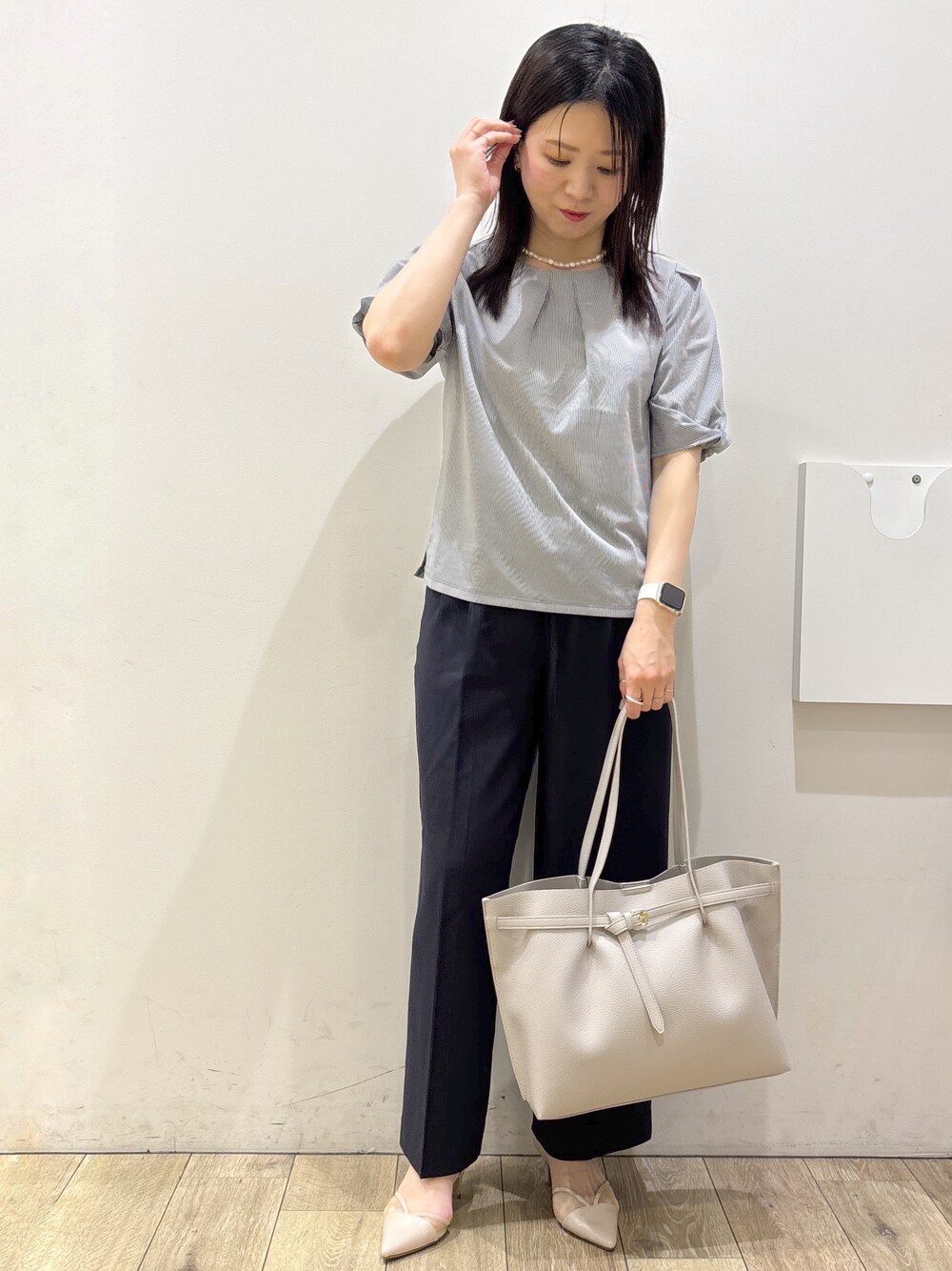 グレー系のTシャツ/カットソー、ブルー系のその他パンツ、グレー系のトートバッグを着用したレディースの夏コーディネートの10枚目の写真