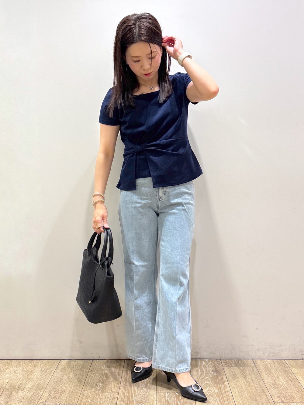 ブルー系のTシャツ/カットソー、ブルー系のその他パンツ、ブラック系のトートバッグを着用したレディースの夏コーディネートの5枚目の写真