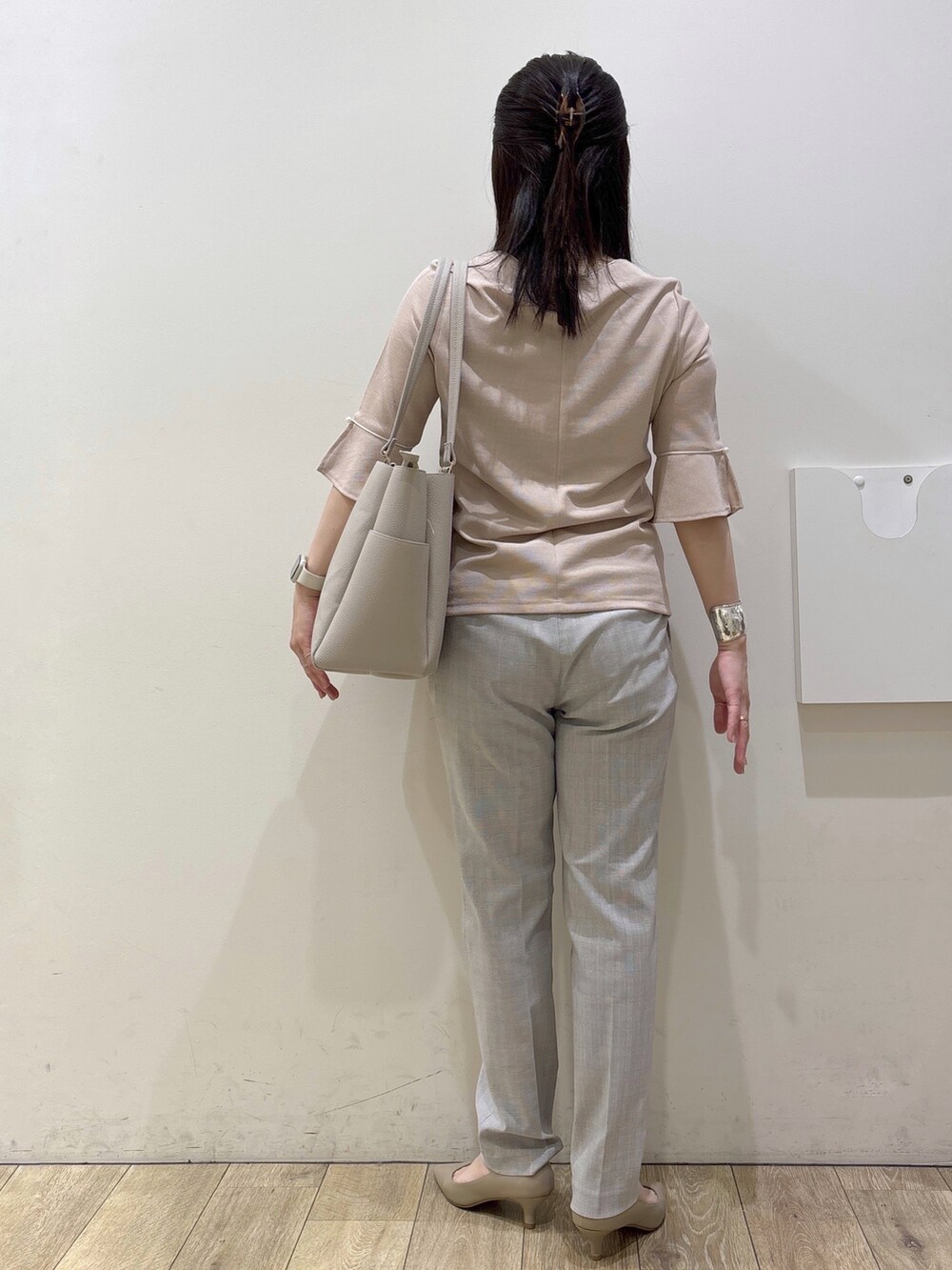 ベージュ系のパンプス、グレー系のカーディガン/ボレロ、ベージュ系のトートバッグを着用したレディースの春コーディネートの8枚目の写真