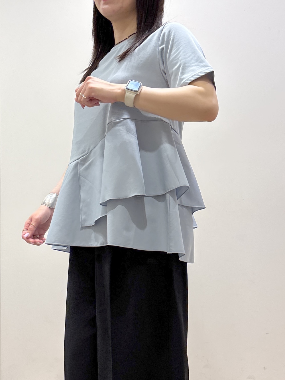 ブルー系のTシャツ/カットソー、ブラック系のその他パンツ、ベージュ系のトートバッグを着用したレディースの夏コーディネートの8枚目の写真