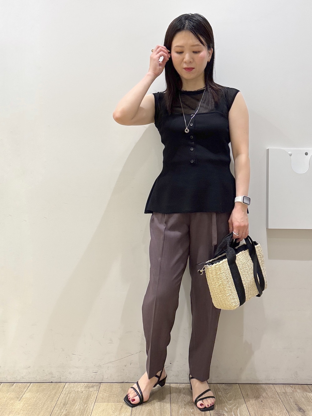 ブラウン系のその他パンツ、ブラック系のトートバッグ、ブラック系のサンダルを着用したレディースの夏コーディネートの9枚目の写真