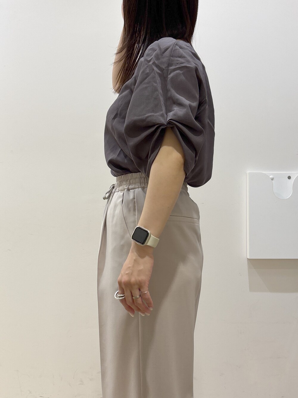 ブラウン系のシャツ/ブラウス、ベージュ系のその他パンツ、ホワイト系のトートバッグを着用したレディースの夏コーディネートの9枚目の写真