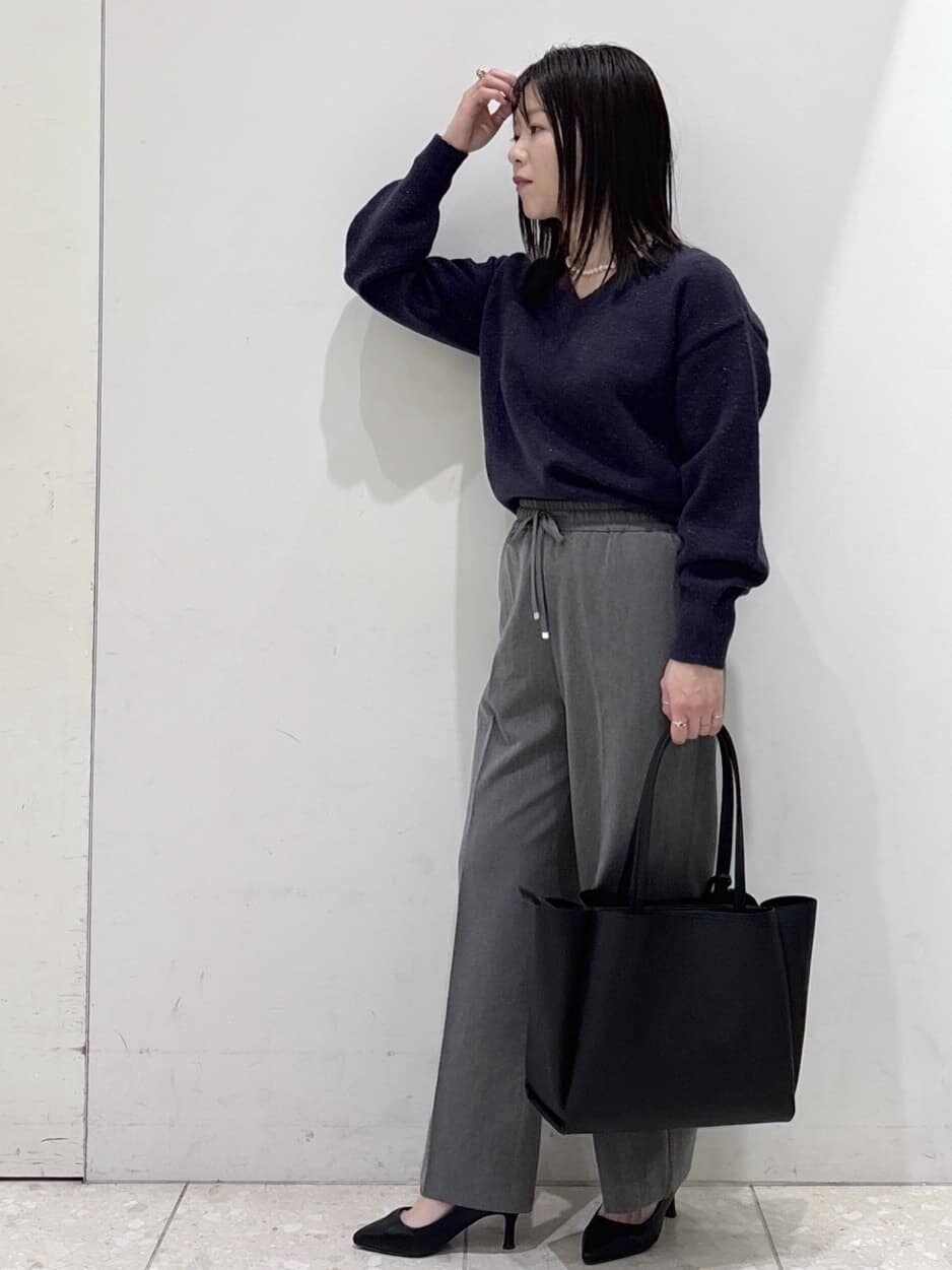 ブルー系のニット/セーター、グレー系のその他パンツ、ブラック系のトートバッグを着用したレディースの冬コーディネートの5枚目の写真